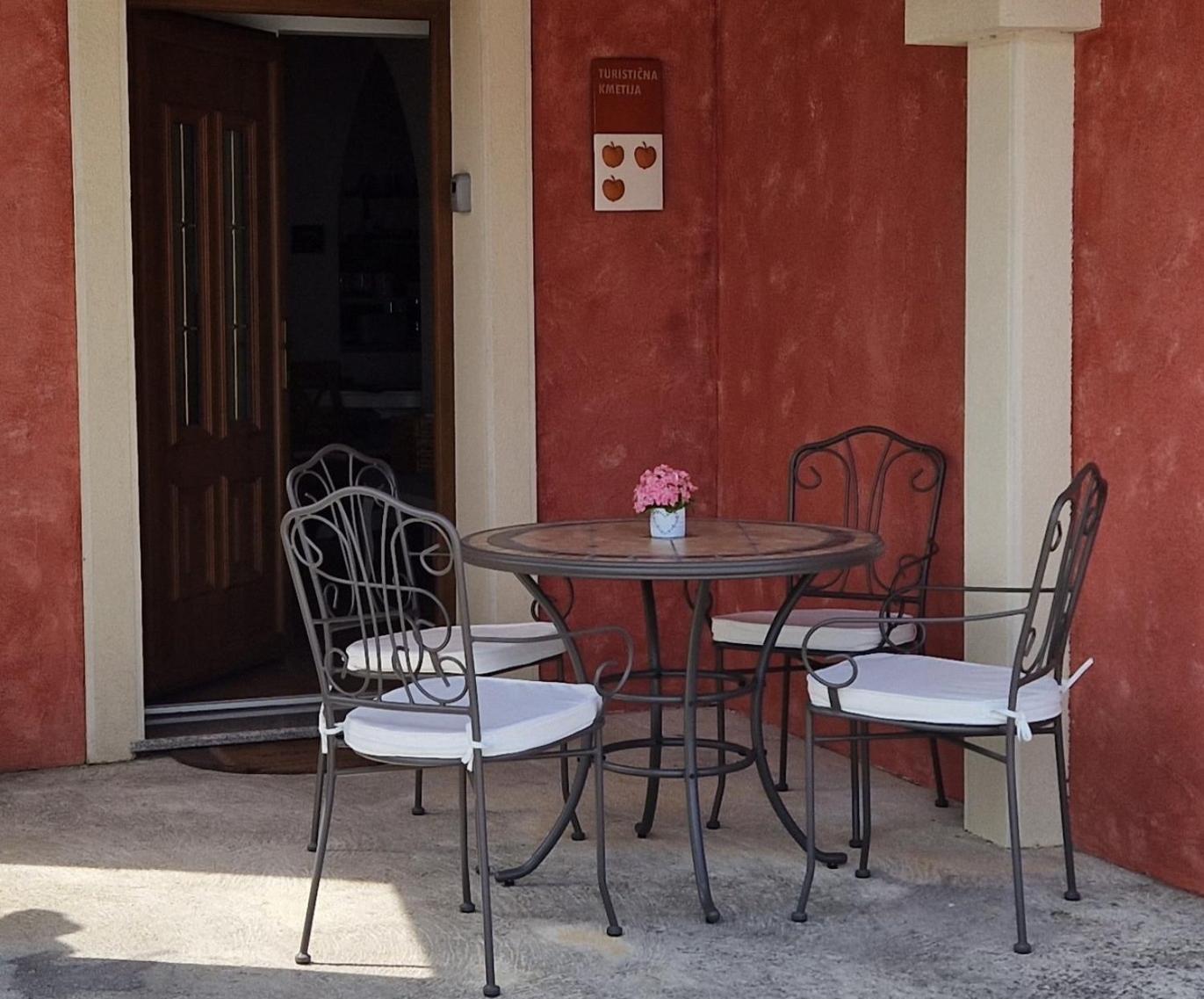Wine & Apartment Vinales Koper Bagian luar foto